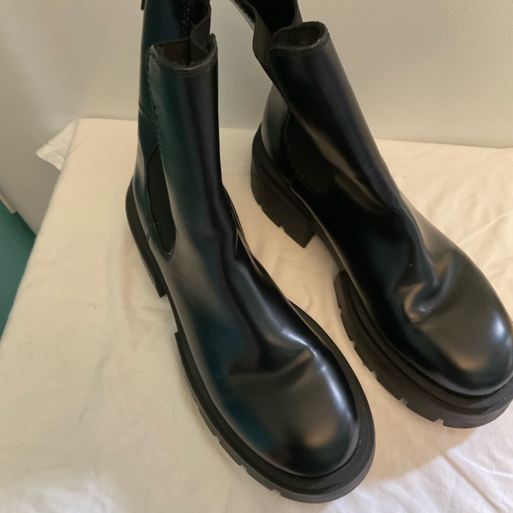 Black Women's Chelsea Boots